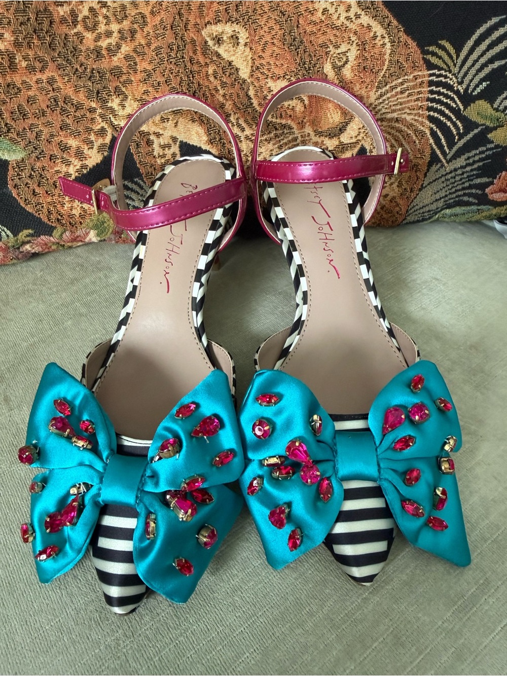 💖 Betsey Johnson Striped Rhinestone Bow Ankle Strap Kitten Heels – Size 7 🎀💎